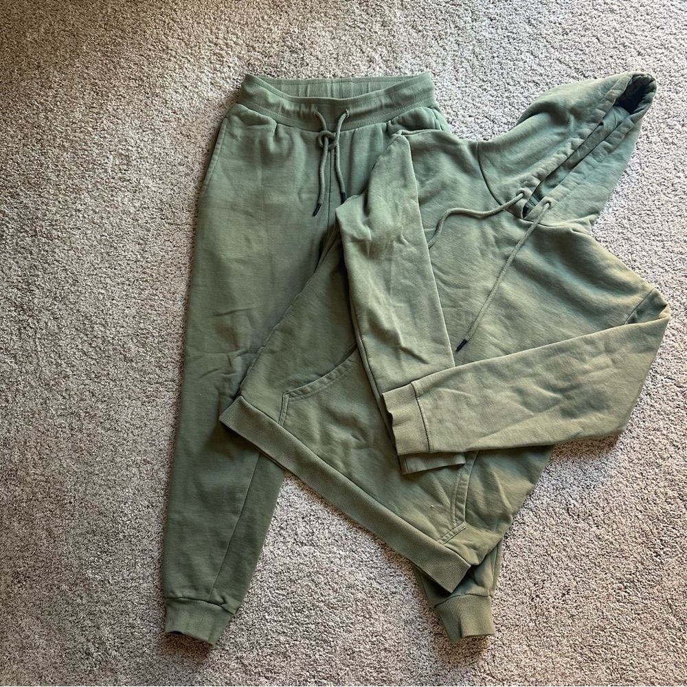 Nova Men Size Small Olive Green Sweatsuit